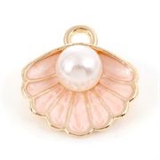 Vedhæng. Musling med perle. Forgyldt og emaljeret. 15 mm.